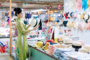 Cửa hàng thời trang tại chợ đêm Bazaar Hạ Long