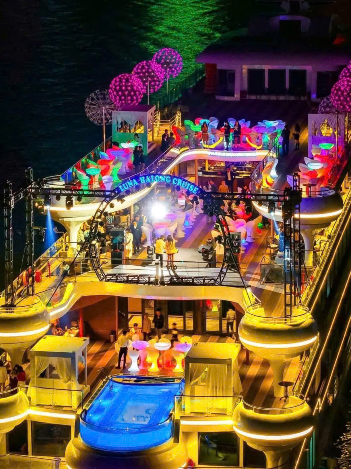 Những buổi tiệc sang trọng trên du thuyền VỊNH HẠ LONG