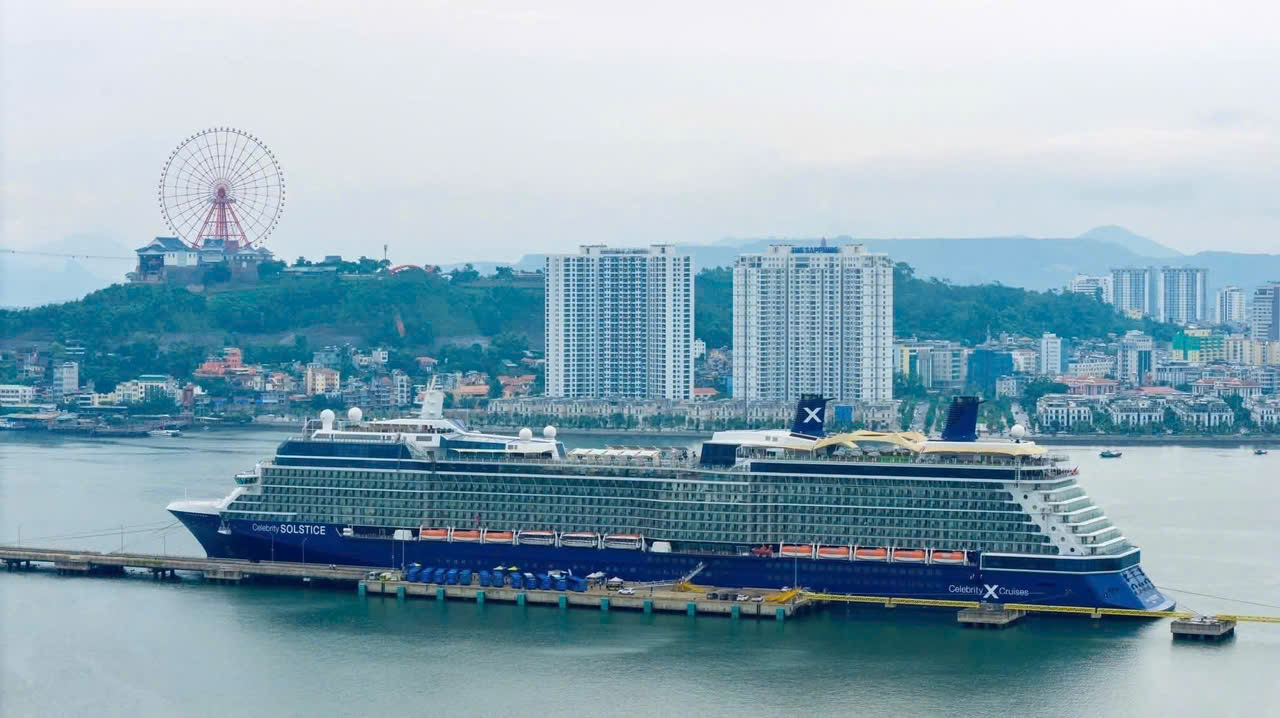 TẦU DU LỊCH QUỐC TÊ TẠI VỊNH HẠ LONG